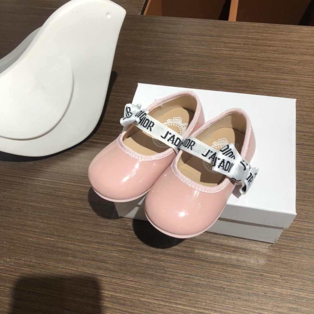 Children's shoes child